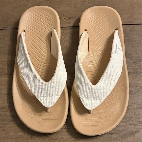 HEYDUDE Meg Flip Sandals Panama White Womens Size 8 Lightweight Comfort - Picture 2 of 7